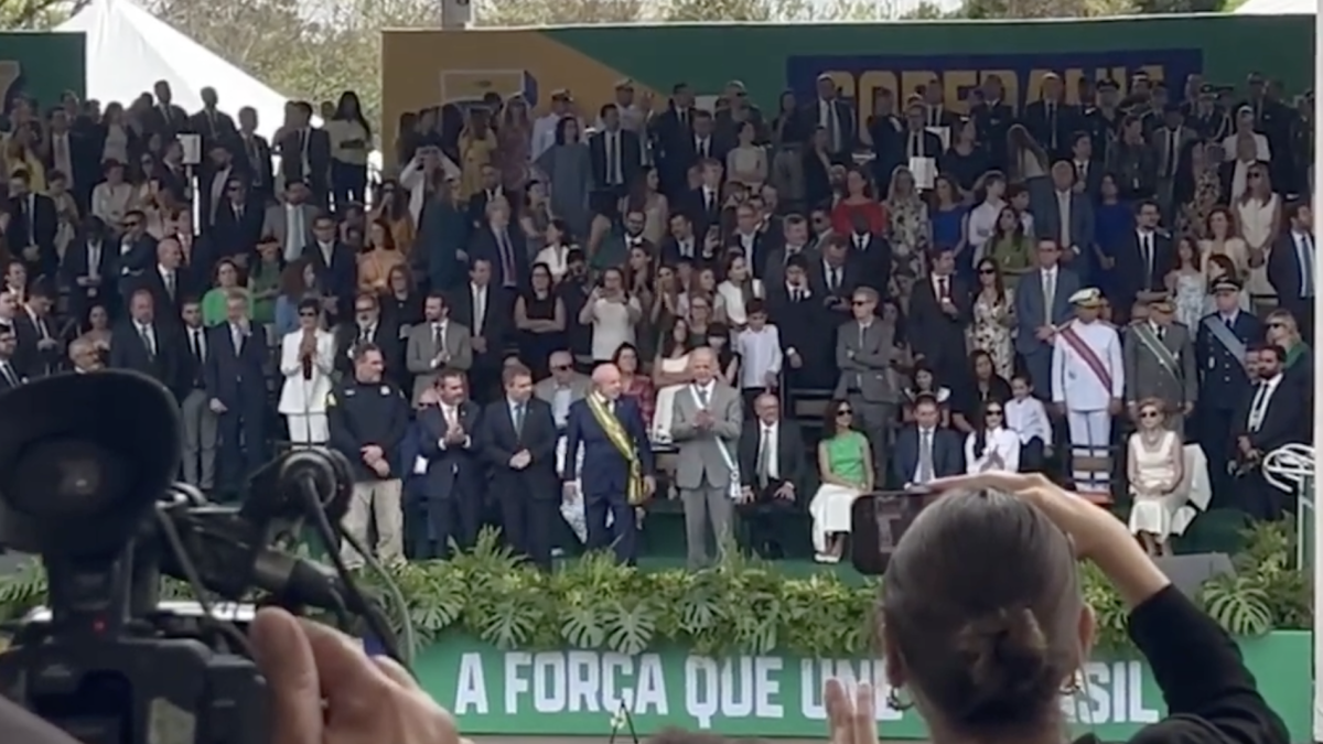 Lula chama diretor-geral da PF à frente da tribuna durante desfile