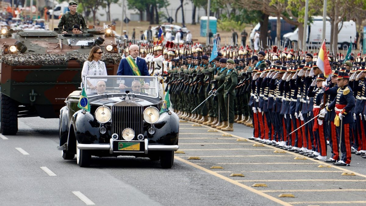 Lula e Janja participam do desfile de 7 de Setembro em Rolls-Royce presidencial