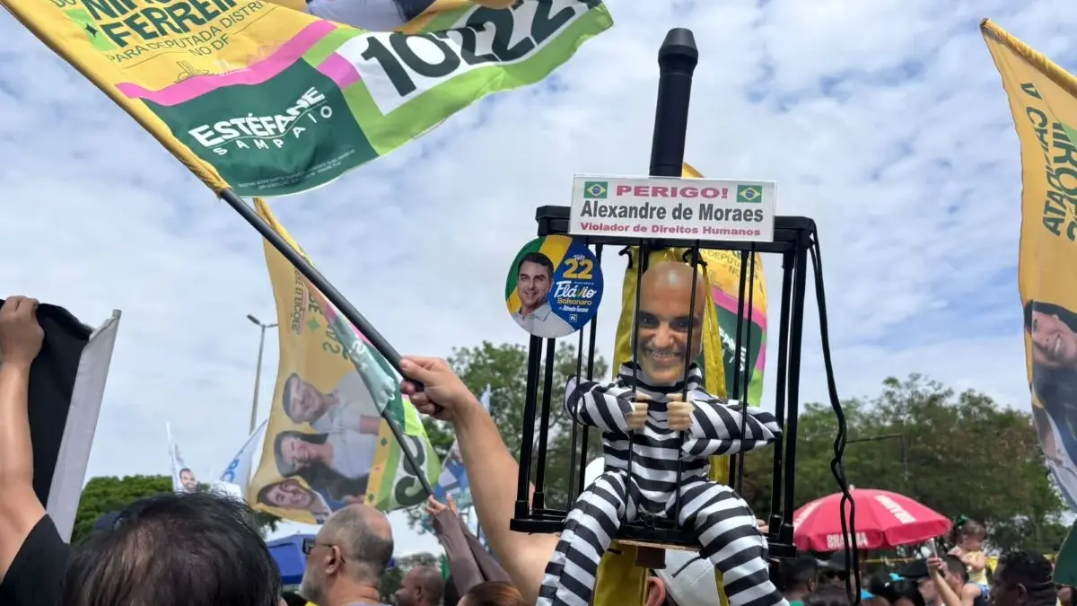 Ato na Funarte reúne manifestantes contra Lula e Moraes em Brasília