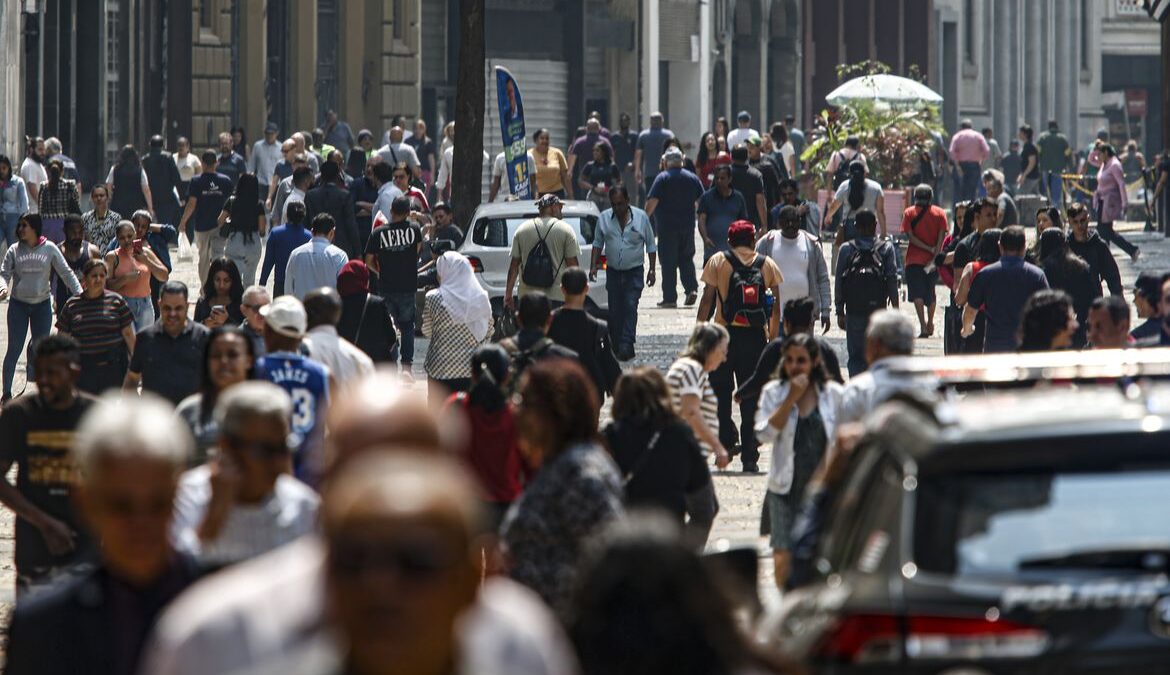 Brasil chega a 214,2 milhões de habitantes e mantém desaceleração do crescimento