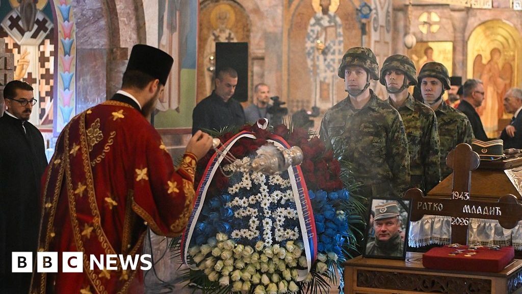 Milhares acompanham funeral de Ratko Mladić em Belgrado