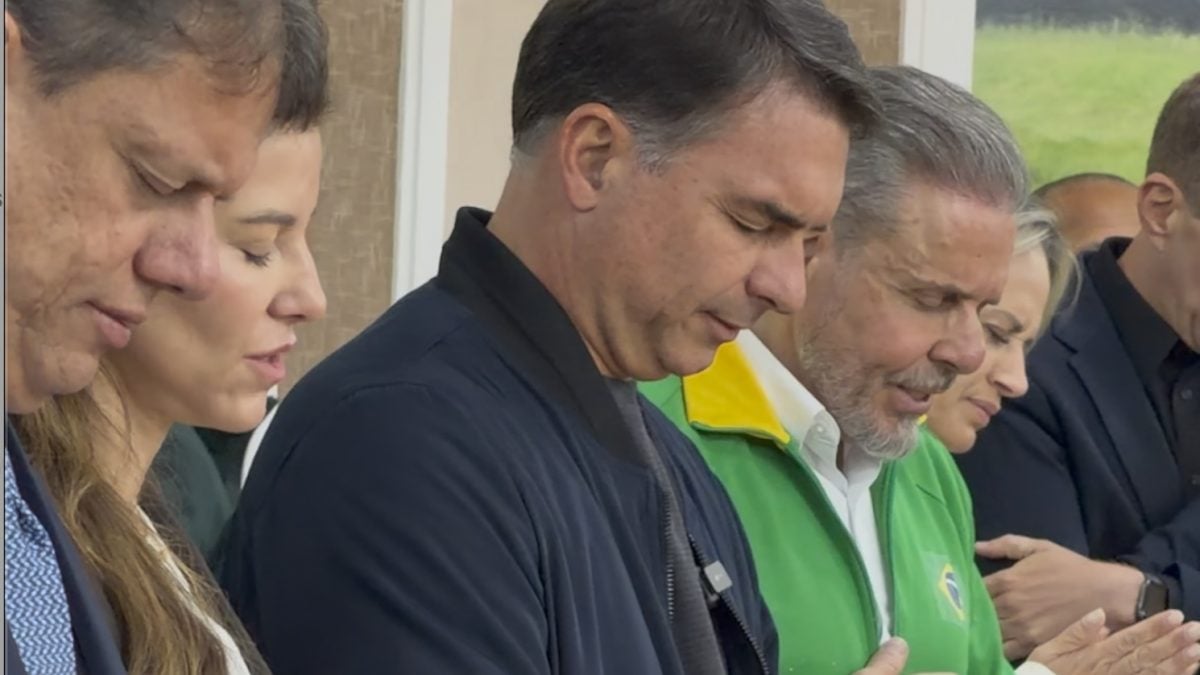 Tarcísio não vai a desfile e participa de culto com Flávio Bolsonaro