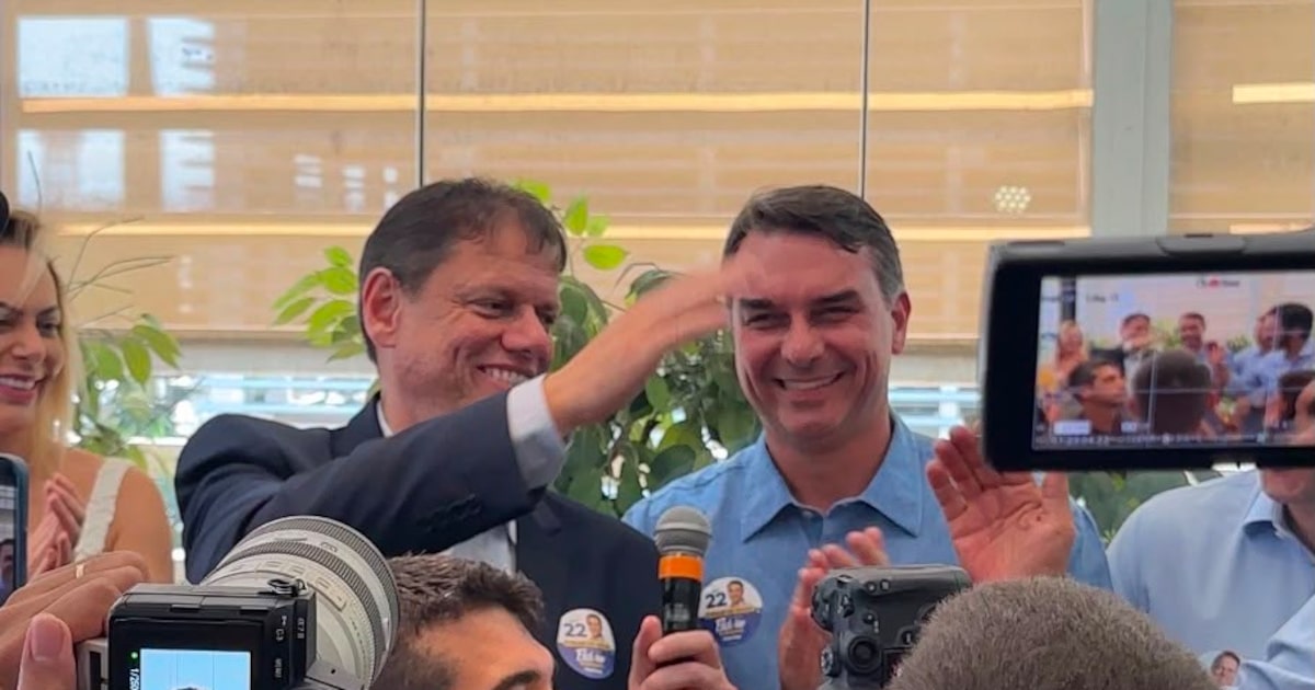Flávio Bolsonaro pede ‘espada da Justiça’ durante culto em São Paulo