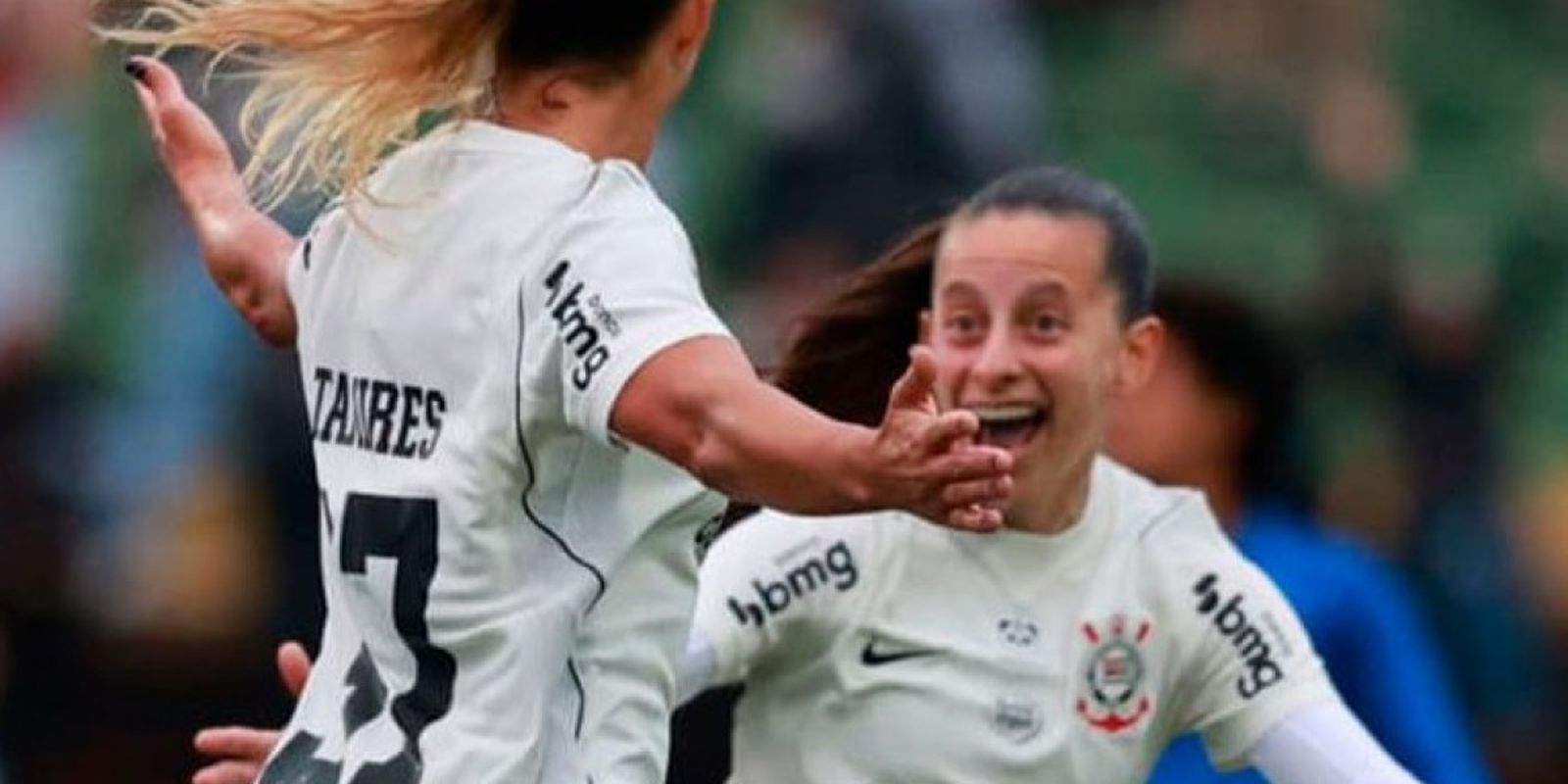 Jogadoras de Corinthians e Cruzeiro em partida pelo Campeonato Brasileiro Feminino
