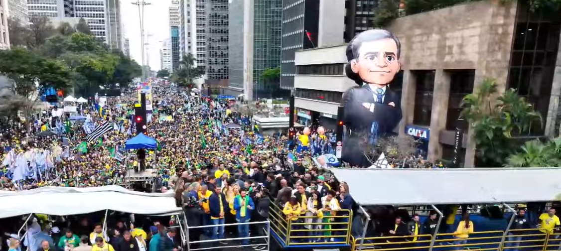 Manifestantes levam boneco gigante de André Mendonça a ato na Avenida Paulista