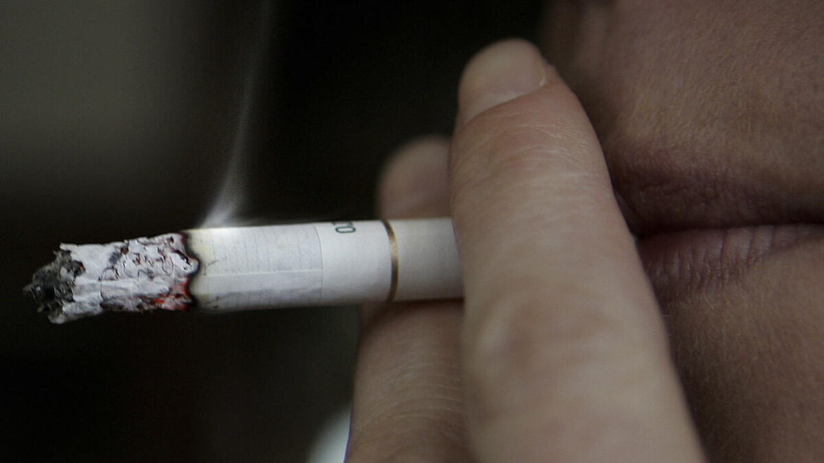 Fumaça passiva foi associada a 1,66 milhão de mortes em 2023, aponta estudo