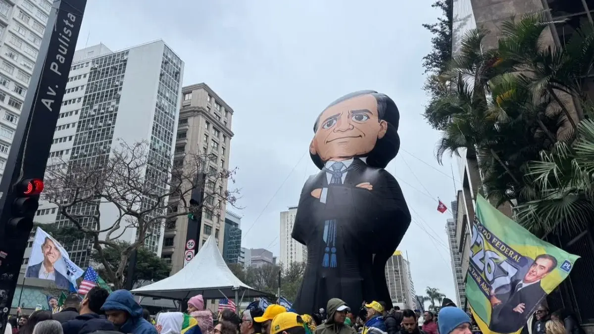 Apoiadores homenageiam André Mendonça em ato na Avenida Paulista