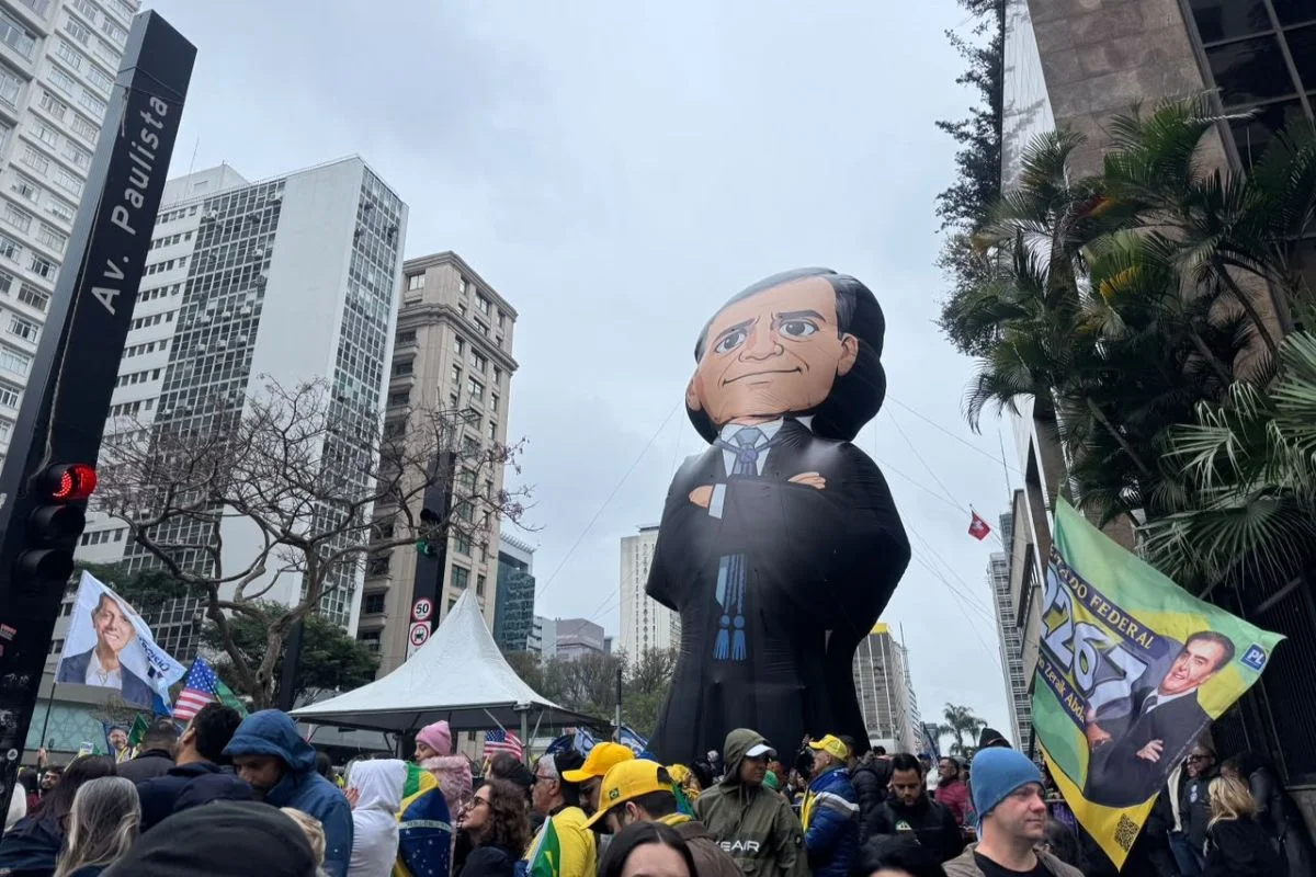 Boneco inflável do ministro André Mendonça em ato na Avenida Paulista