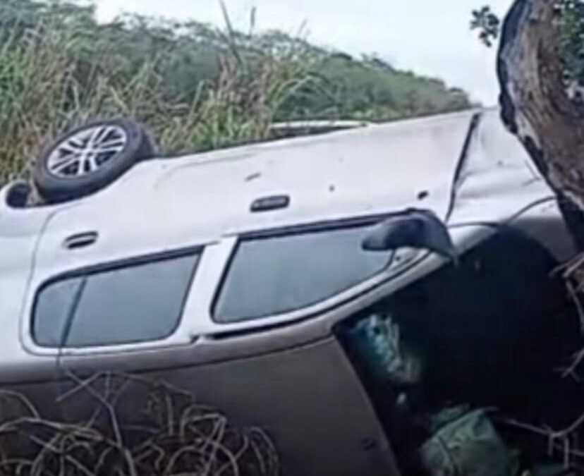 Motorista fica ferida após carro tombar na RJ-224, em Imburi