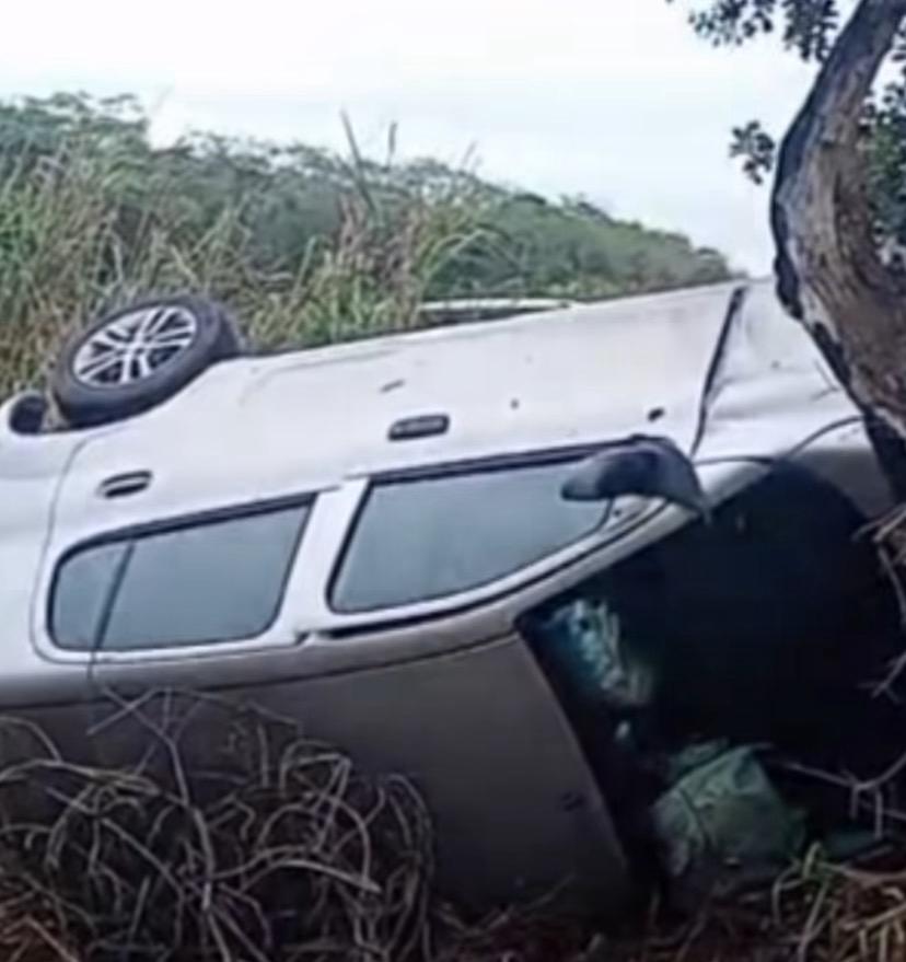 Carro tombado após acidente na RJ-224, em Imburi