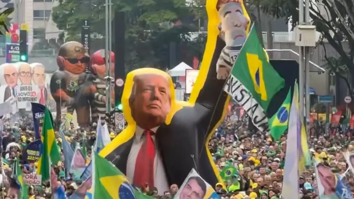 Ato de Flávio Bolsonaro na Paulista tem boneco de Trump com caricatura de Lula