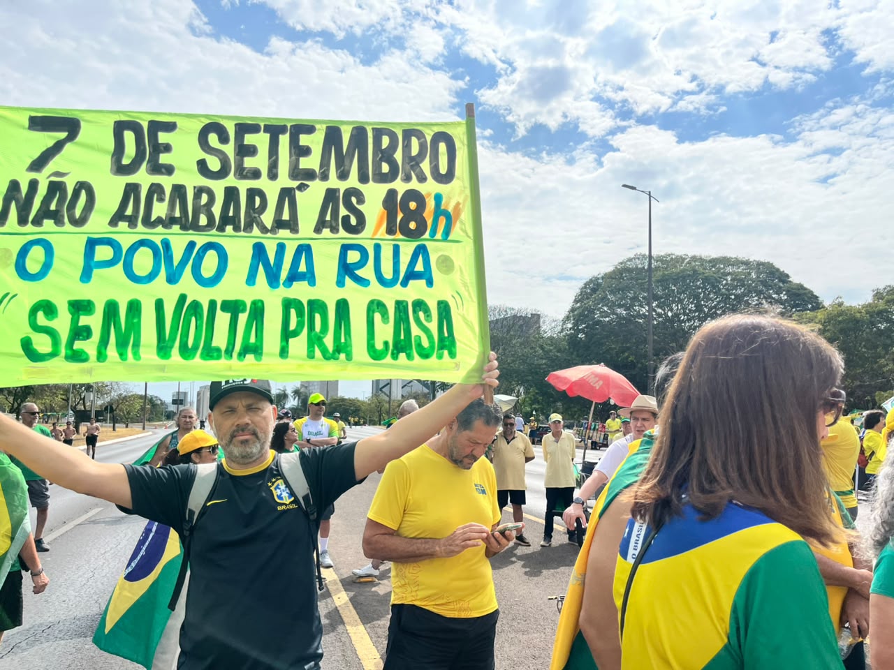 Manifestantes reunidos em Brasília