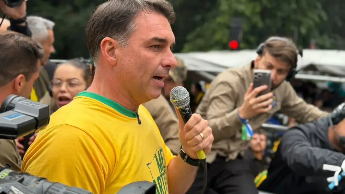 Flávio Bolsonaro critica Moraes durante ato na Avenida Paulista