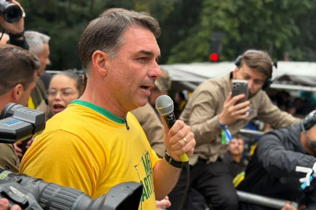 Flávio Bolsonaro discursa durante ato na Avenida Paulista