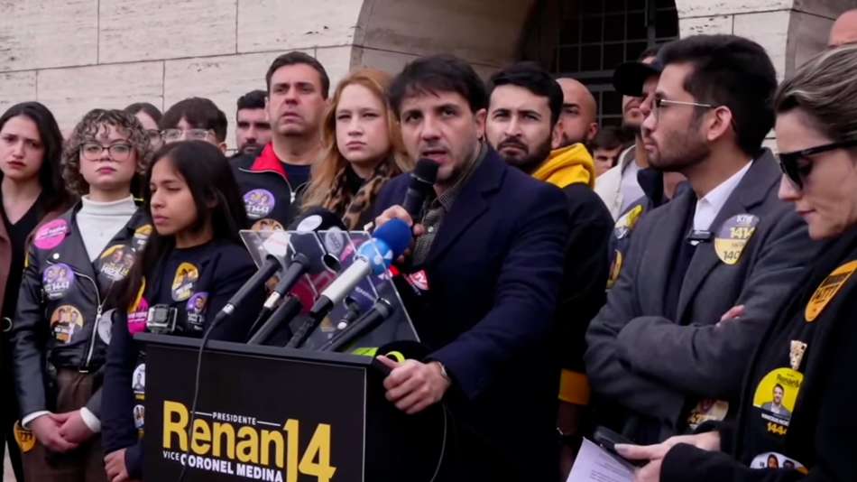 Renan Santos critica Lula, Flávio Bolsonaro e STF durante ato em São Paulo