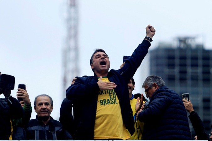 Flávio Bolsonaro diz que indicaria cinco ministros ao STF