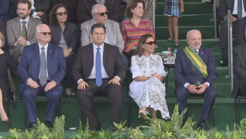 Presidentes dos Três Poderes acompanham desfile de 7 de Setembro em Brasília