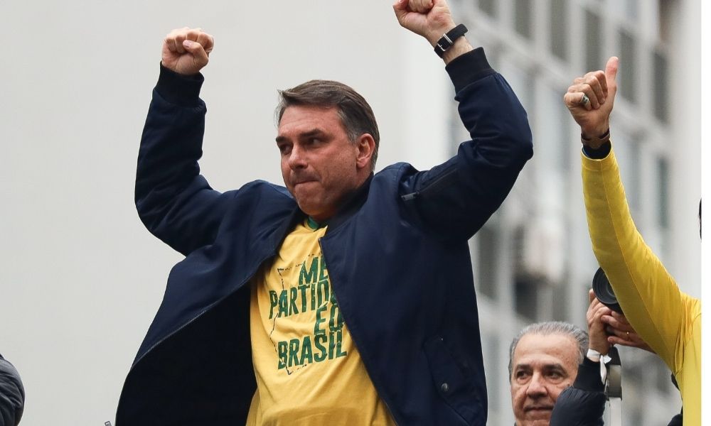 Ato de Flávio Bolsonaro na Paulista reúne orações e cobranças sobre Moraes