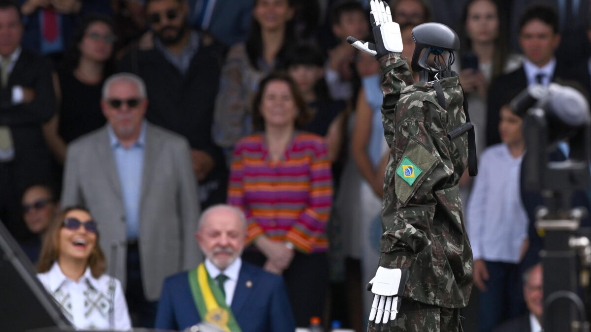 Robô do Exército presta continência a Lula durante desfile em Brasília