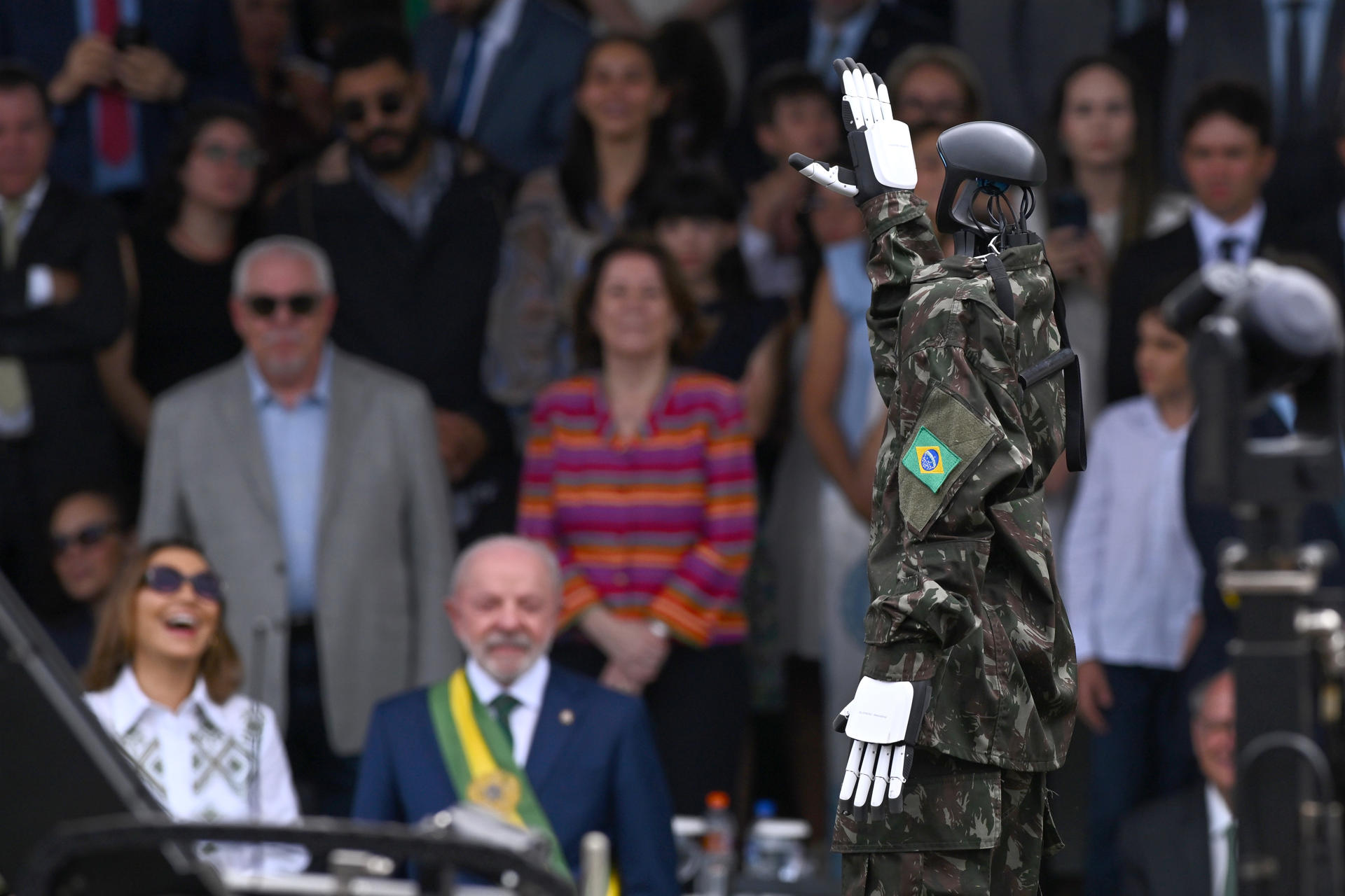 Robô humanoide do Exército presta continência durante desfile de 7 de Setembro em Brasília