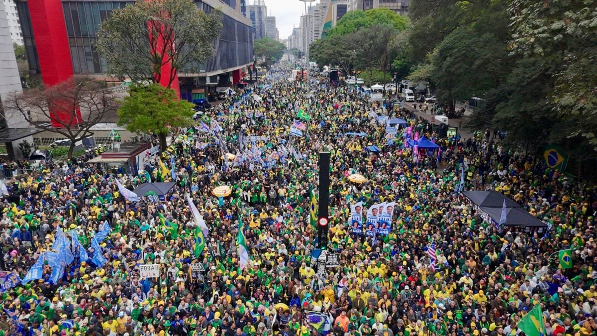 Ato de Flávio Bolsonaro reúne 34,2 mil pessoas na Avenida Paulista, estima Poder360