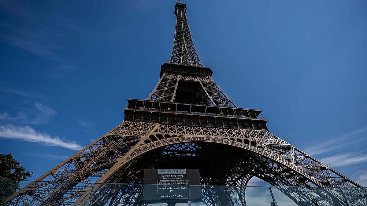 Torre Eiffel fecha após greve motivada por afastamento de funcionárias durante visita